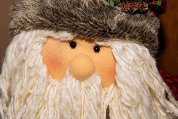 Une figure de Père Noël avec une longue barbe blanche.