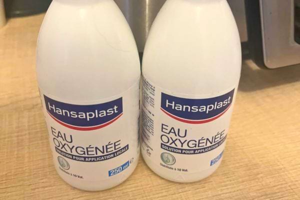Deux bouteilles d'eau oxyg&eacute;n&eacute;e Hansaplast sur une table.