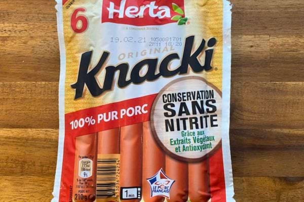 Emballage de saucisses Knacki 100% pur porc sans nitrite.