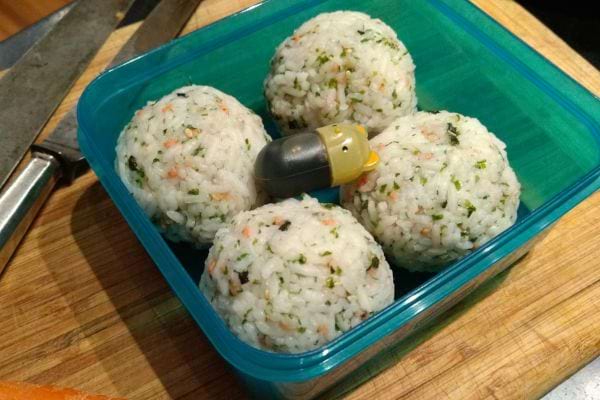 Boules d'énergie au riz dans un conteneur.