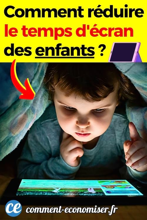 Un enfant qui regarde l'écran d'un iPad sous sa couette