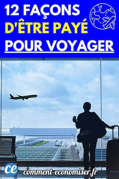 Une femme avec sa valise regardant un avion par la fenêtre