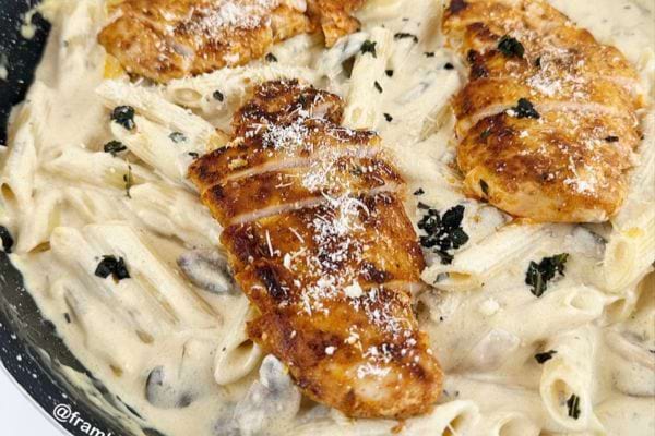 Fettuccine Alfredo avec poulet grillé et persil.