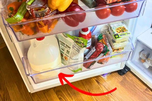 Frigo rempli avec du lait en porte.