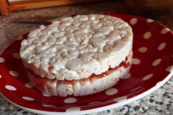 Galette de riz avec tomate et graines de sésame.
