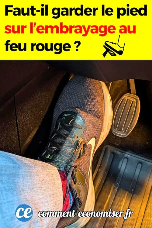 Un pied sur l'embrayage dans une voiture au feu rouge