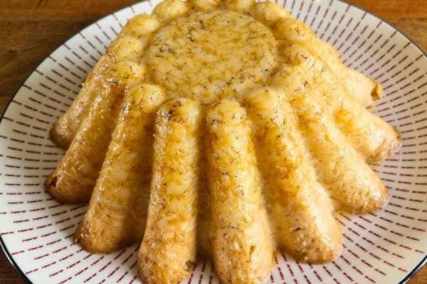 Gâteau de riz sucré à la cannelle.