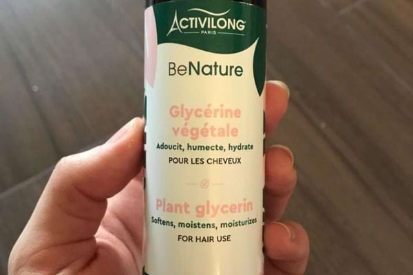 Tenue d'une bouteille BeNature de glycérine.