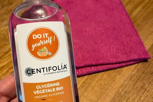 Glycérine bio Centifolia sur table.