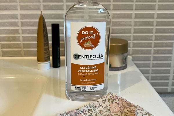 Glycérine Centifolia sur plan de toilette.