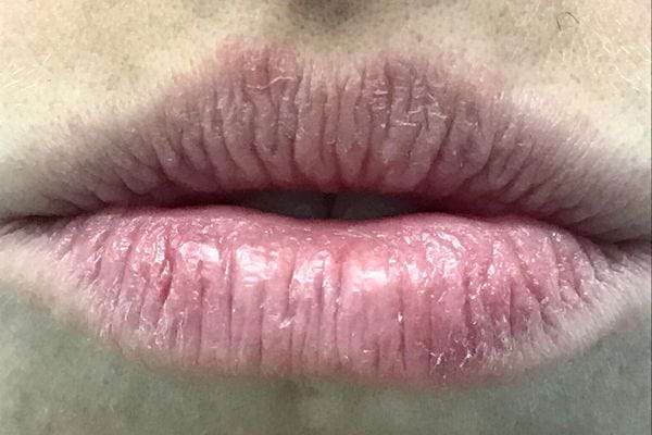 Lèvres hydratées, effet brillant.