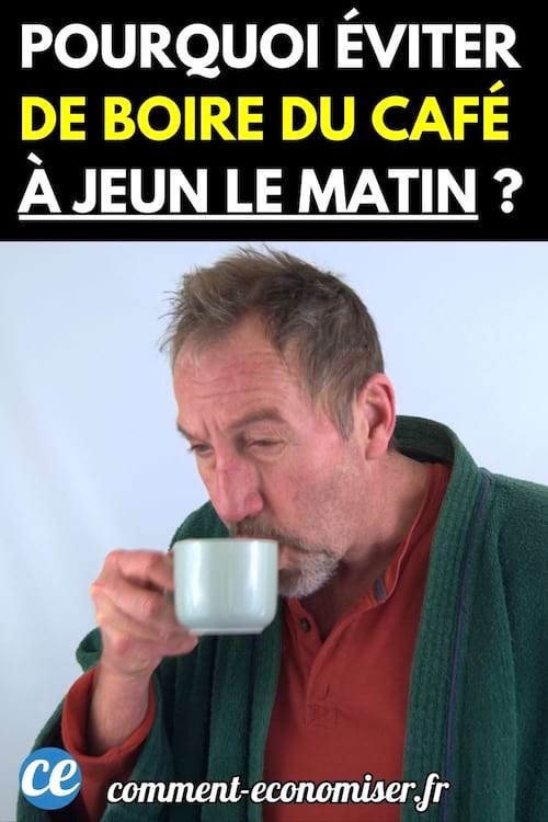 Un homme qui boit dans une tasse avec son peignoir vert