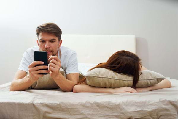 Un homme distant au lit.