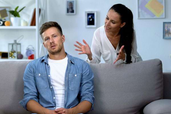 Un homme explique, femme irritée.