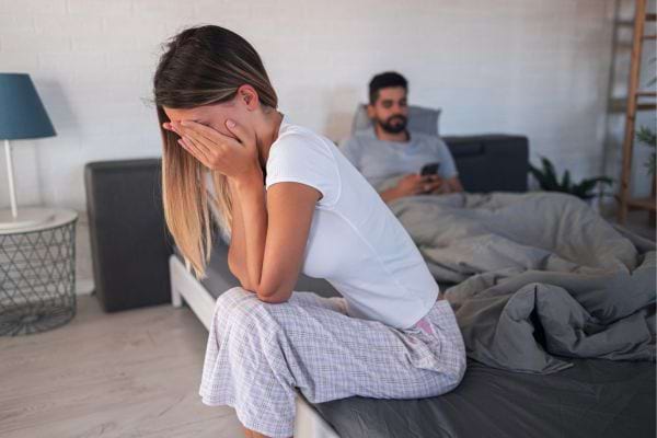 Un homme ignorant une conversation.