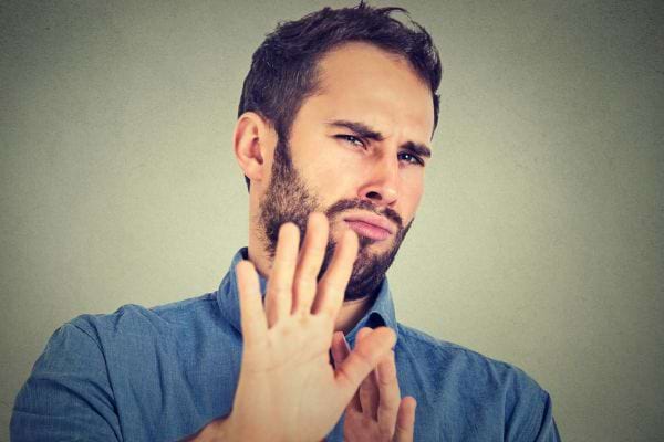 Un homme refusant avec la main.