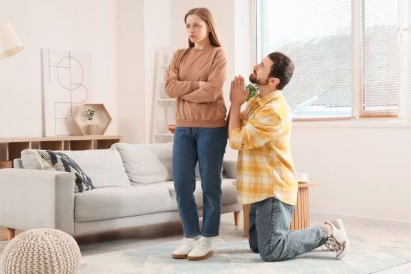Un homme suppliant face à une femme indifférente.