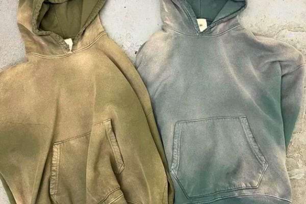 Deux hoodies, un beige et un gris, côte à côte.