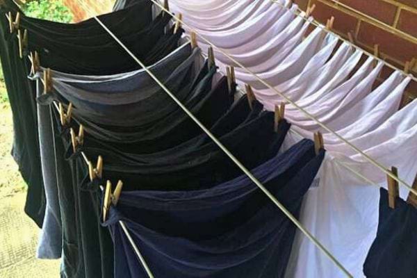Linge suspendu dehors avec des pinces à linge.