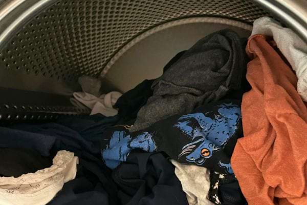 Linge humide entassé dans le tambour d'un lave-linge.