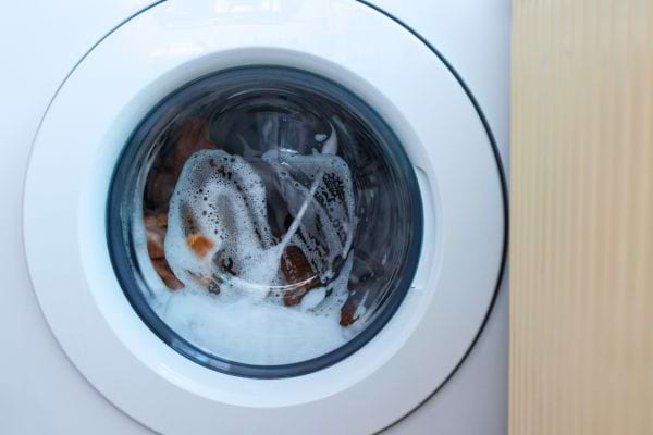 Vue de vêtements lavants dans le tambour d'une machine à laver.
