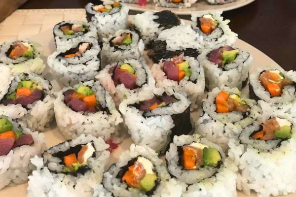 Assortiment de makis avec diverses garnitures.