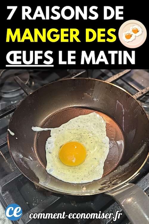Un oeufs au plat qui cuit dans une poêle.