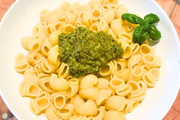 Penne au pesto vert frais et basilic.