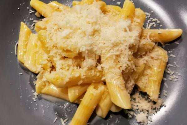 Penne aux quatre fromages, abondamment gratinés.