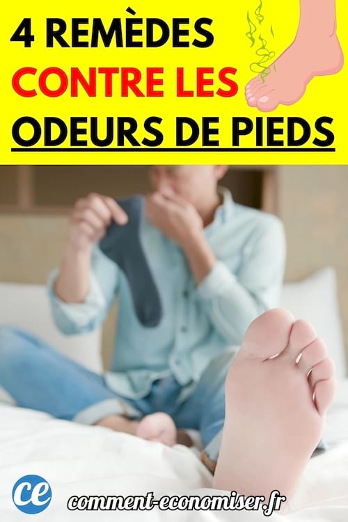 Un homme qui se bouche le nez en tenant sa chaussette