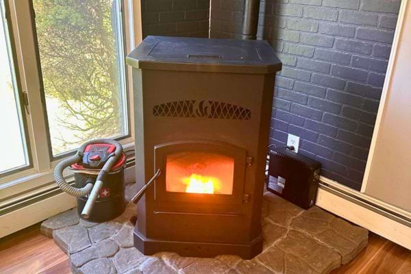 Poêle à bois près d'une fenêtre.