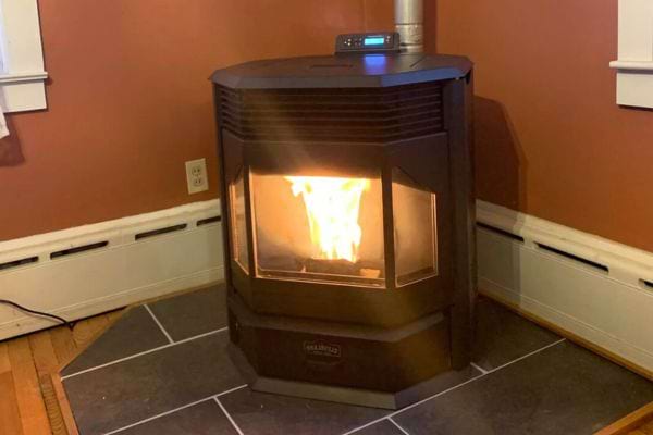 Poêle à bois moderne dans un salon.