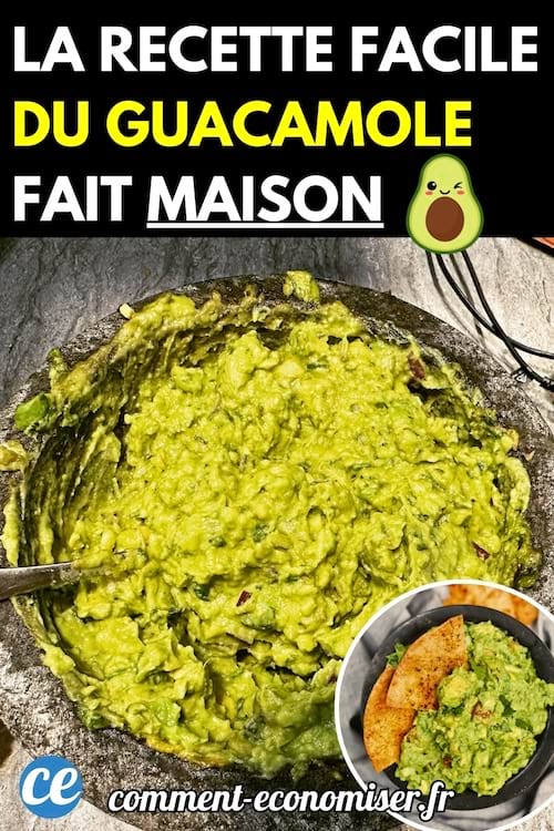 Bol de guacamole fait maison posé sur une table, avec une cuillère et des morceaux d’avocat visibles.