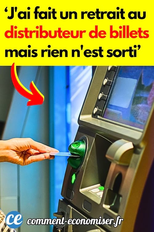 une personne qui fait un retrait au distributeur mais les billets ne sortent pas