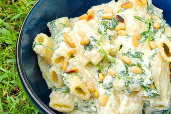 Rigatoni avec ricotta, épinards, et pignons de pin.