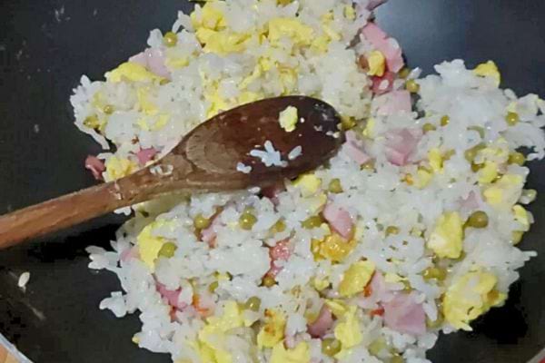 Riz cantonais avec œufs et jambon.