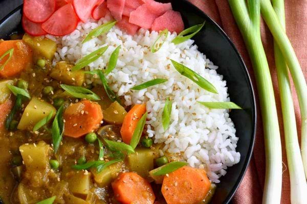 Riz au curry avec légumes et carottes.