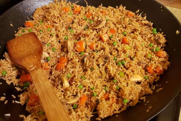 Riz frit avec légumes colorés et champignons.