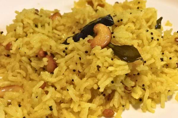 Riz sauté au citron et cacahuètes.