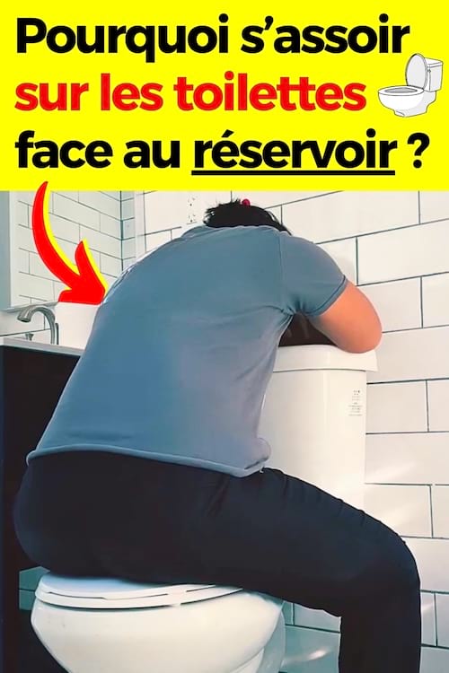 Un homme qui s'assoie face au réservoir des toilettes