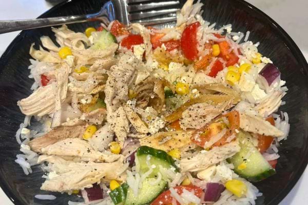 Salade de riz avec poulet et légumes frais.