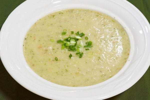 assiette de soupe de courgettes avec du kiri