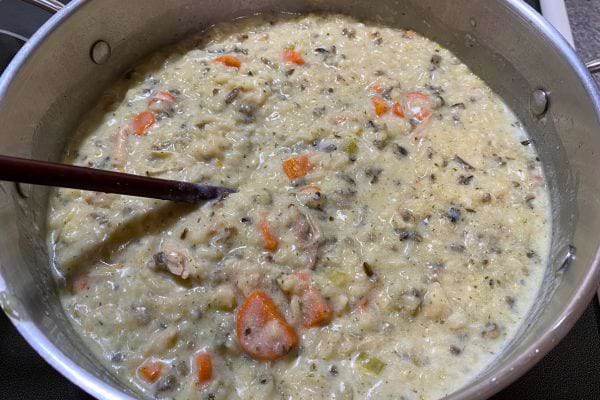 Soupe épaisse au riz avec légumes et champignons.