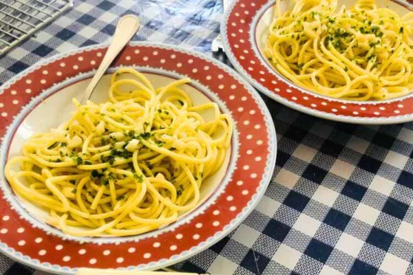 Spaghetti à l'ail et huile, garnis de fines herbes.