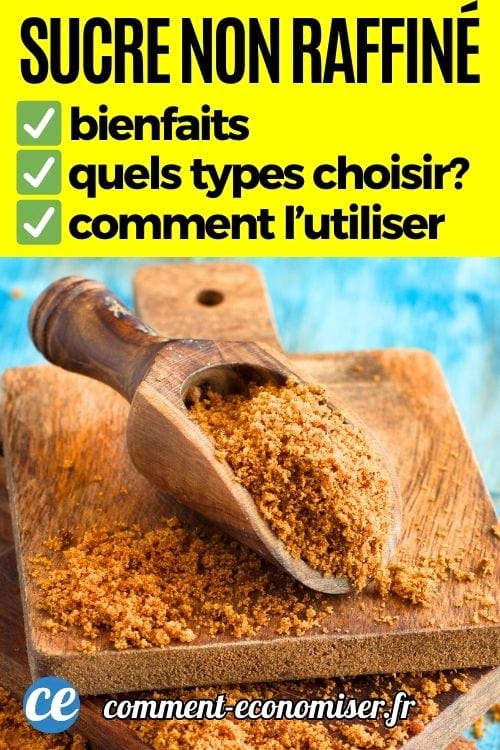 Une cuillère de sucre non raffiné sur une planche en bois.