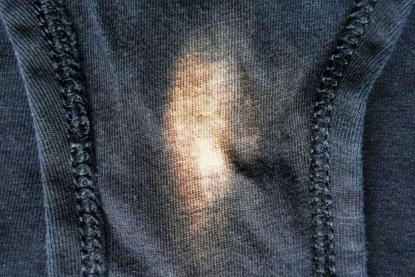 Zoom sur une tache blanche sur le tissu d'un sous-vêtement.