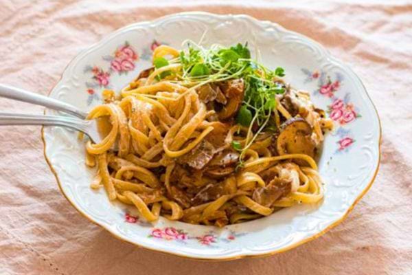 Tagliatelle avec champignons et pousses, sauce crème au vin blanc.