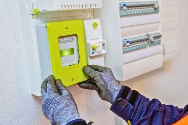 Un technicien installe ou trafique un compteur Linky.