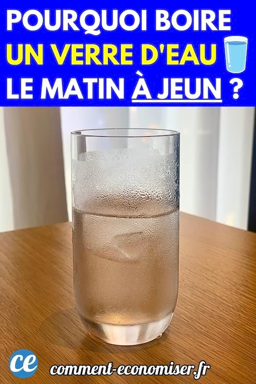Un verre d'eau fraîche avec des glaçons posé sur une table en bois, illustrant l'importance de boire de l'eau le matin à jeun.