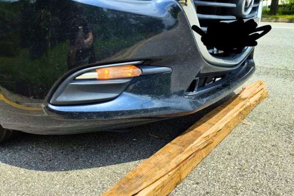 Avant de voiture endommagé par un bois